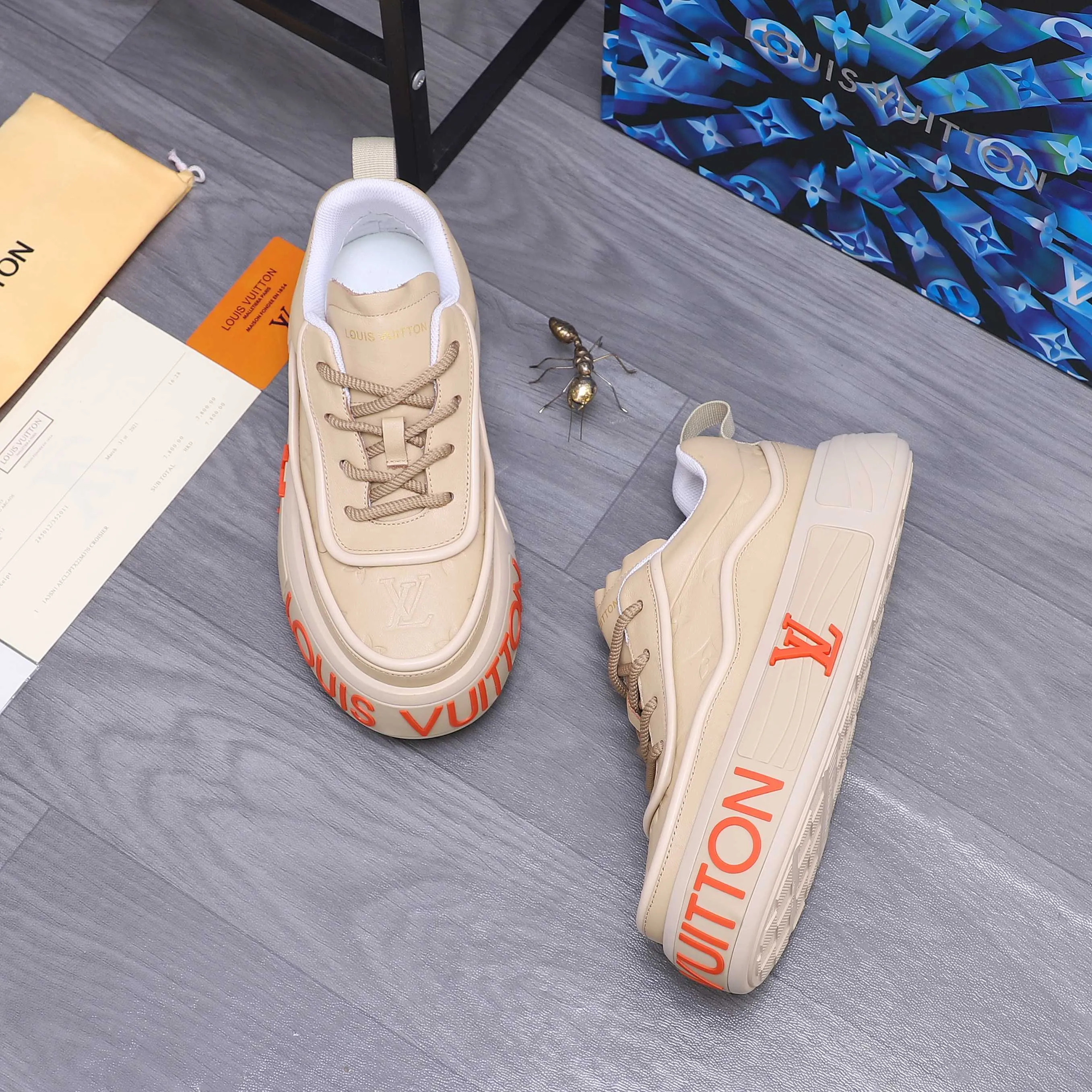 Men's shoes 💰560 Product trademark: LV [Louis Vuitton] casual shoes, regular size. Size: 38-46 (38.45.46 is custom-made and non-returnable) Product materials: Selected high-quality cowhide stitching embossed cowhide upper, cowhide insole, mesh lining, original outsole